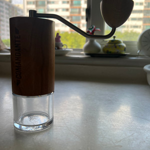 코만단테 C40 MK4 원목 커피 그라인더 이미지