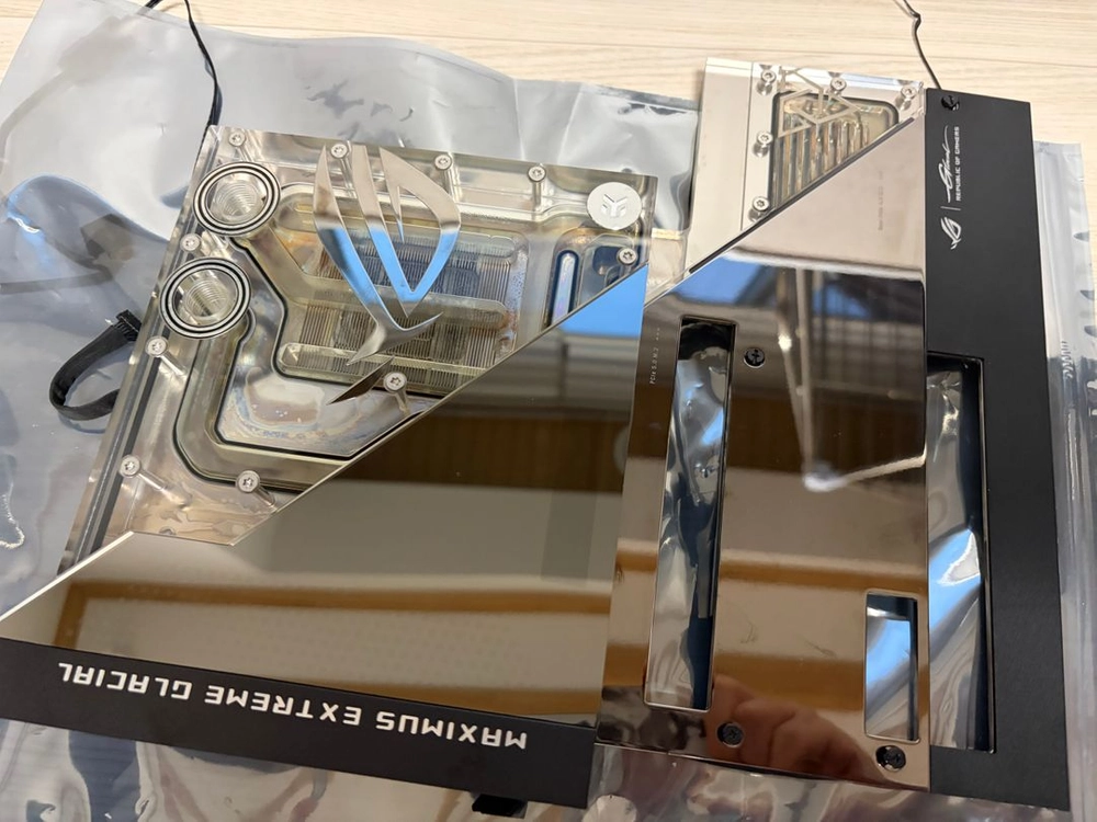 ASUS ROG MAXIMUS Z690 EXTREME GLACIAL 메인보드 이미지