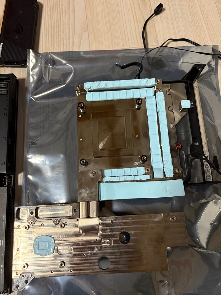 ASUS ROG MAXIMUS Z690 EXTREME GLACIAL 메인보드 이미지