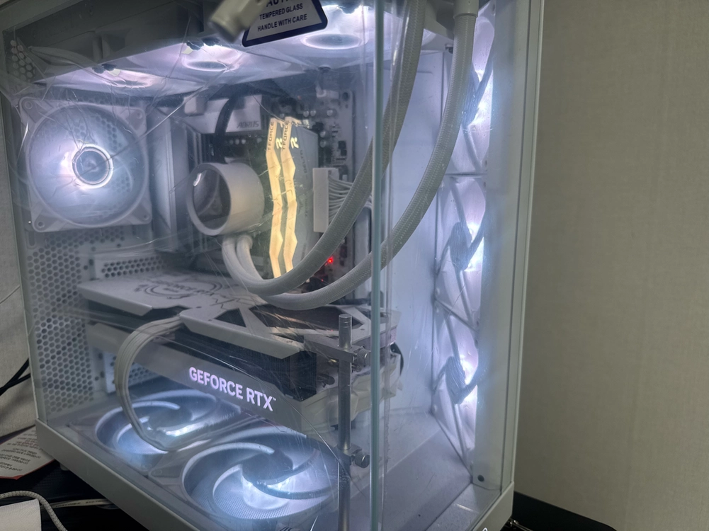 RTX 4070 고성능 게이밍 PC 본체 이미지
