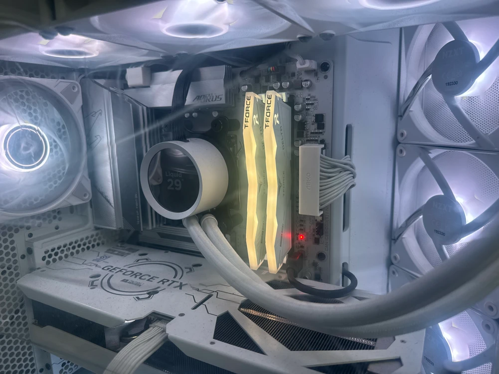 RTX 4070 고성능 게이밍 PC 본체 이미지