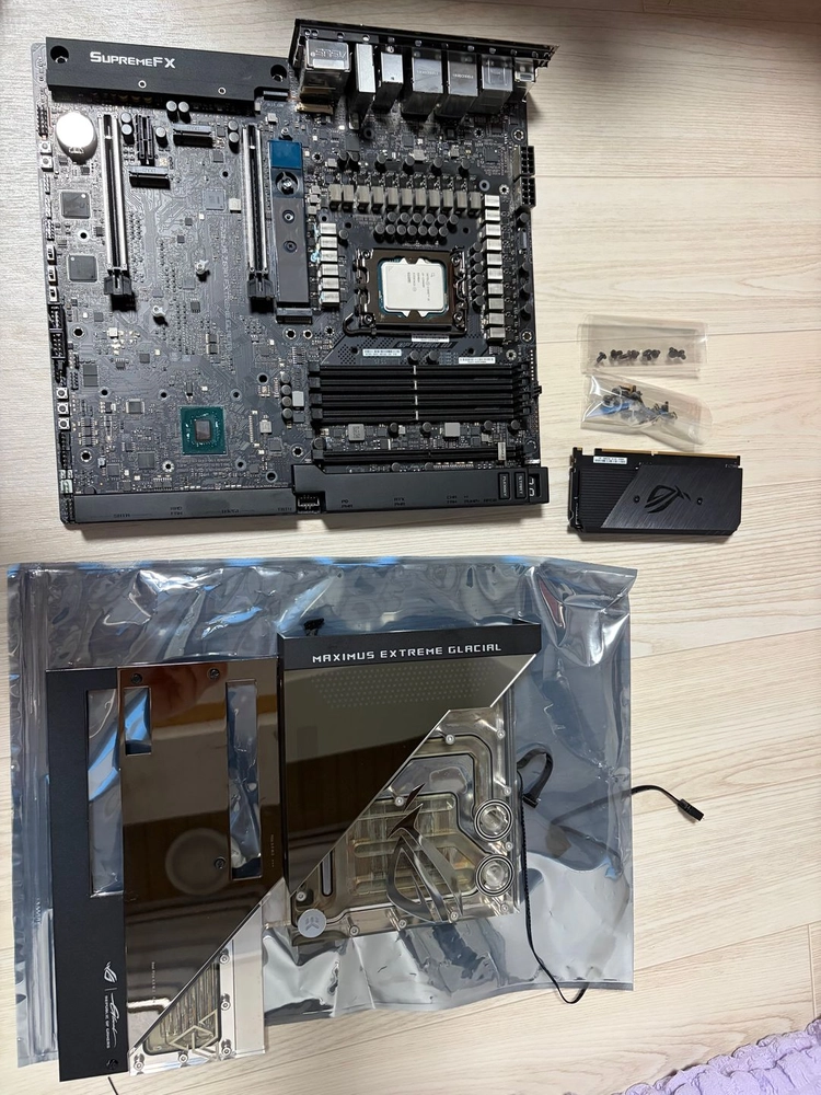 ASUS ROG MAXIMUS Z690 EXTREME GLACIAL 메인보드 이미지