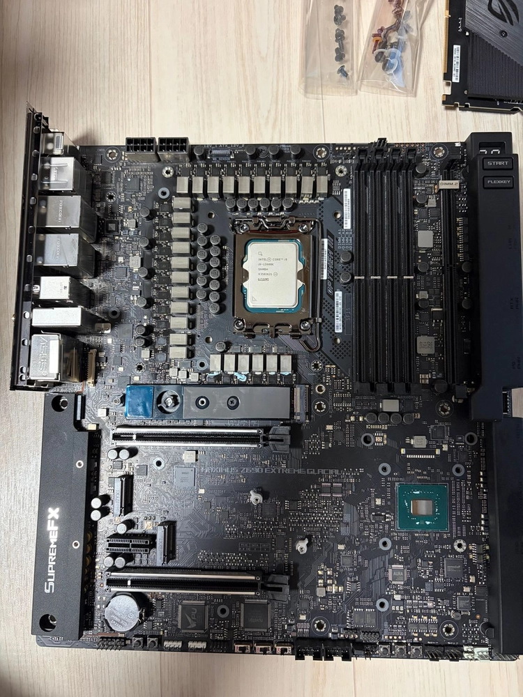 ASUS ROG MAXIMUS Z690 EXTREME GLACIAL 메인보드 이미지