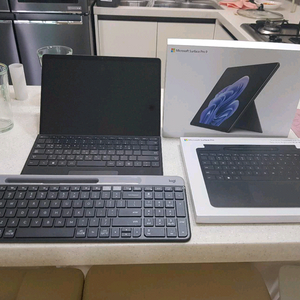 서피스 프로9+듀얼모니터 노트북 이미지