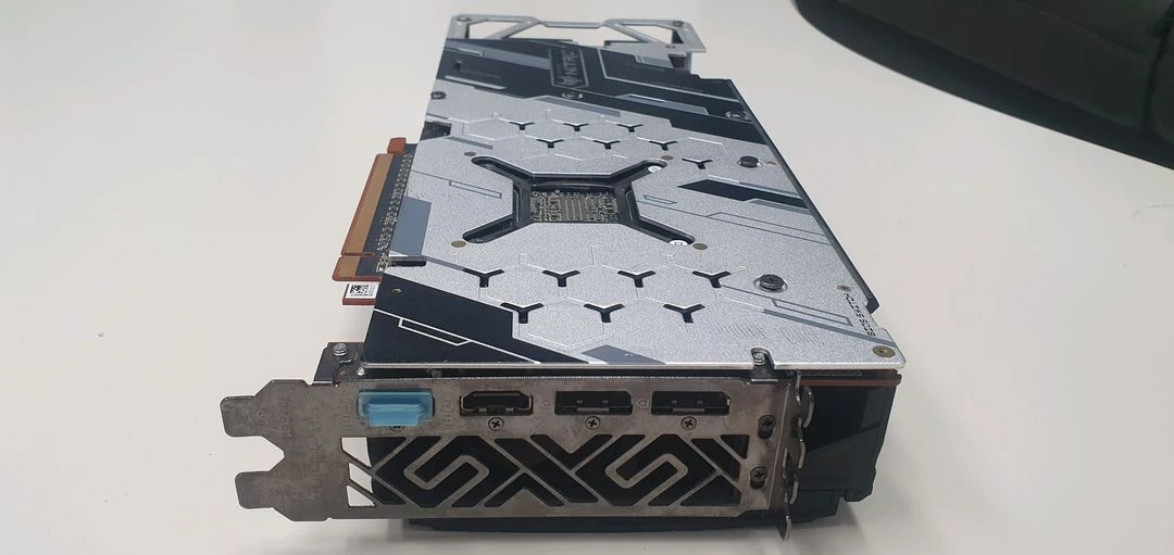 AMD 라데온 니트로+ RX5700XT OC 8G 그래픽카드 이미지