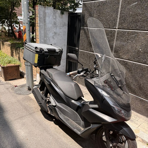 PCX 125 22년식 탑박스 윈드스크린 핸드폰 거치대 장착 이미지