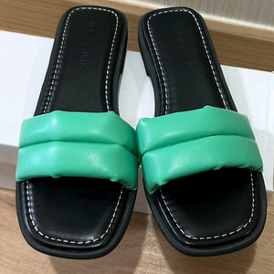 가격저렴 새상품 DEEFUR 여성슬리퍼 패딩슬리퍼 여름슬리퍼 마실룩 휴양룩 데일리룩 사이즈240mm 이미지