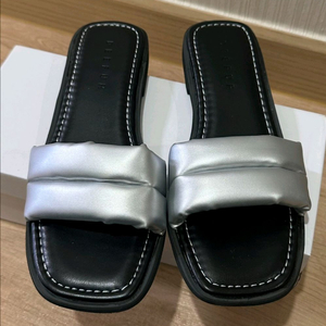 가격저렴 새상품 DEEFUR 여성슬리퍼 패딩슬리퍼 여름슬리퍼 마실룩 휴양룩 데일리룩 사이즈240mm 이미지