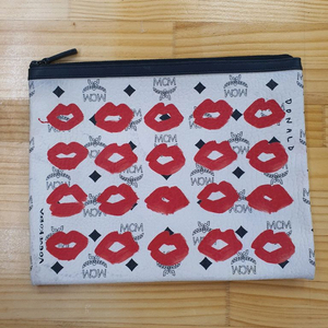 [한정판] MCM x 보그 코리아 콜라보 키스마크 비세토스 클러치백 이미지