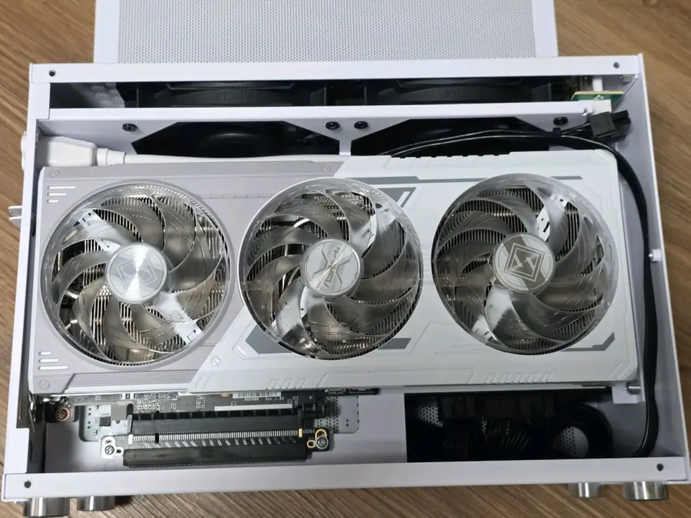 [판매] ITX 게이밍 PC 본체 (5500X3D / RX9060XT 16GB / DDR4 32GB) 이미지