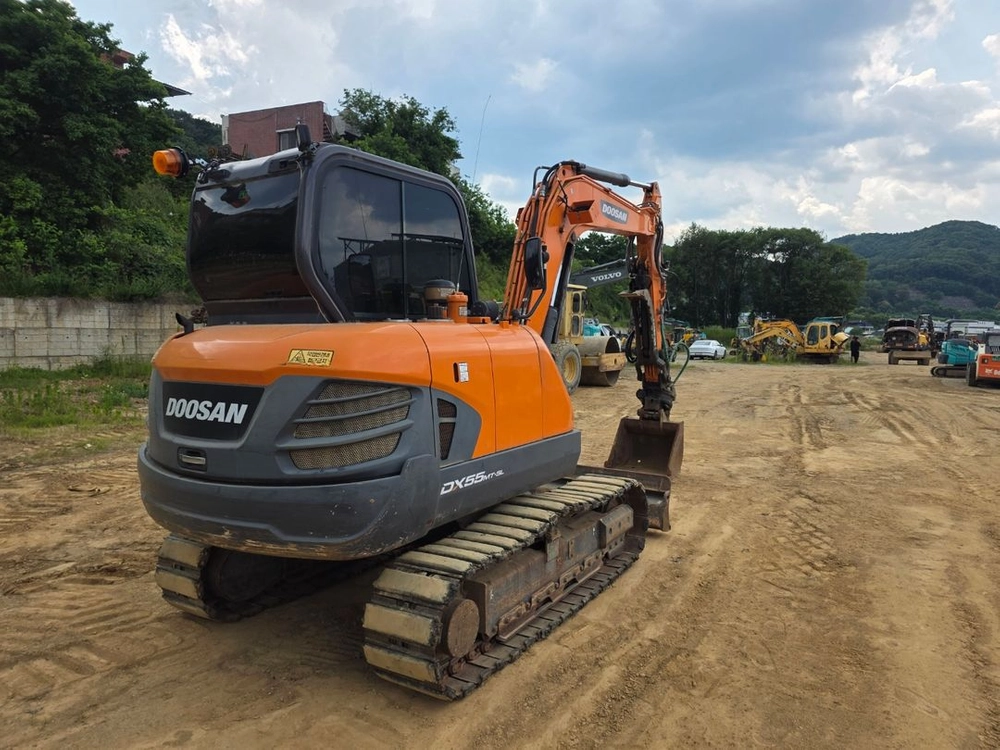 02급 중고굴삭기 두산 DX55 2021년식 2100시간 회전링크 코끼리집게 본바가지 하부고무패드 구성 중고 굴삭기 이미지