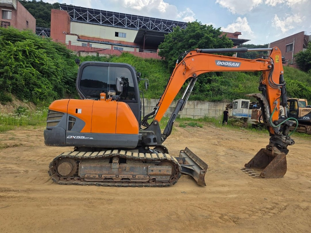 02급 중고굴삭기 두산 DX55 2021년식 2100시간 회전링크 코끼리집게 본바가지 하부고무패드 구성 중고 굴삭기 이미지