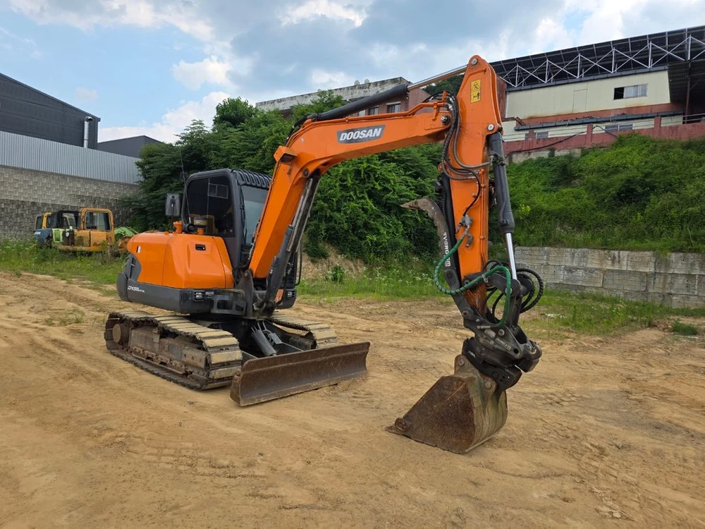 02급 중고굴삭기 두산 DX55 2021년식 2100시간 회전링크 코끼리집게 본바가지 하부고무패드 구성 중고 굴삭기 이미지