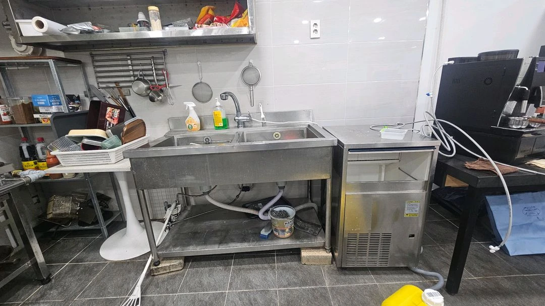 주방용 식당용 업소용 영업용 집기 커피머신 45박스 토핑냉장고 씽크대 스텐작업대 간텍기 전기온수기 쇼케이스냉장고 이미지