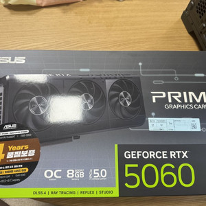 ASUS RTX 5060 그래픽카드 (3팬) 이미지