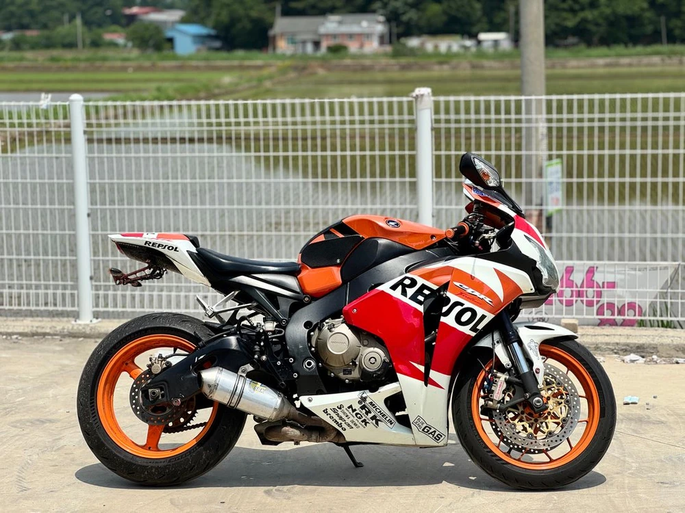 혼다 CBR1000RR 08년식 머플러구변완료 차량 판매합니다 이미지