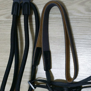 로프형 카메라 스트랩과 미러리스 스트랩 이미지
