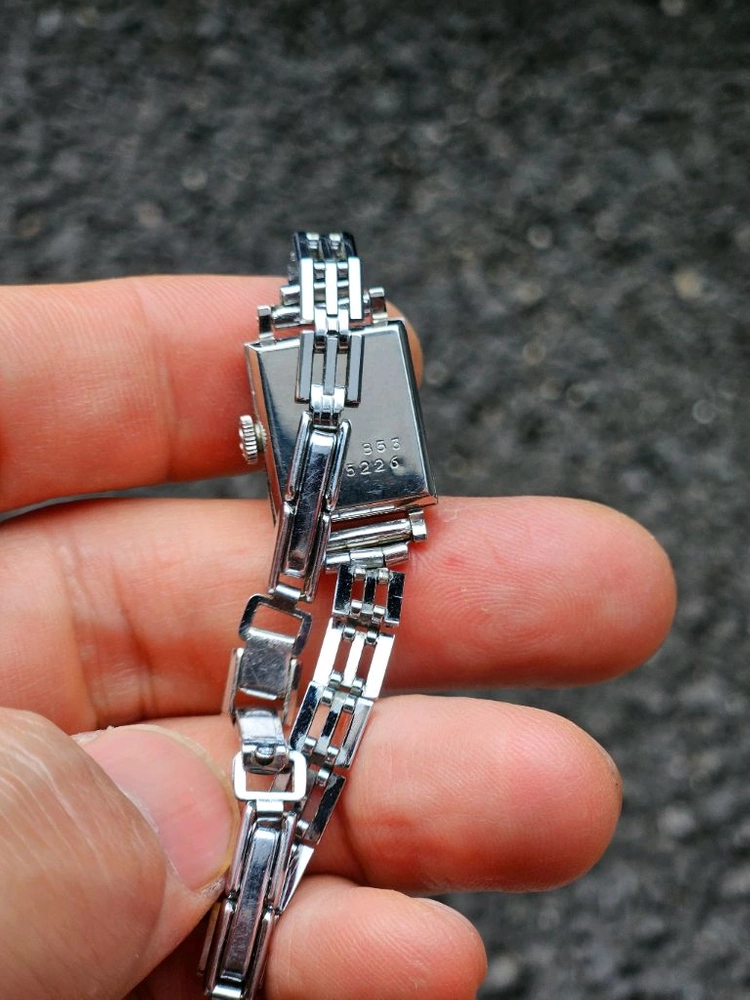 세르티나 미니탱크 빈티지시계 이미지