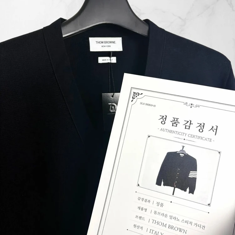 [새상품]톰브라운 밀라노 스티치 금장 가디건 네이비 5 이미지