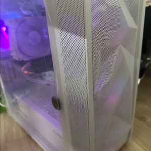 화이트 게이밍 PC 본체 (i5-13400F, RTX 4060) 이미지