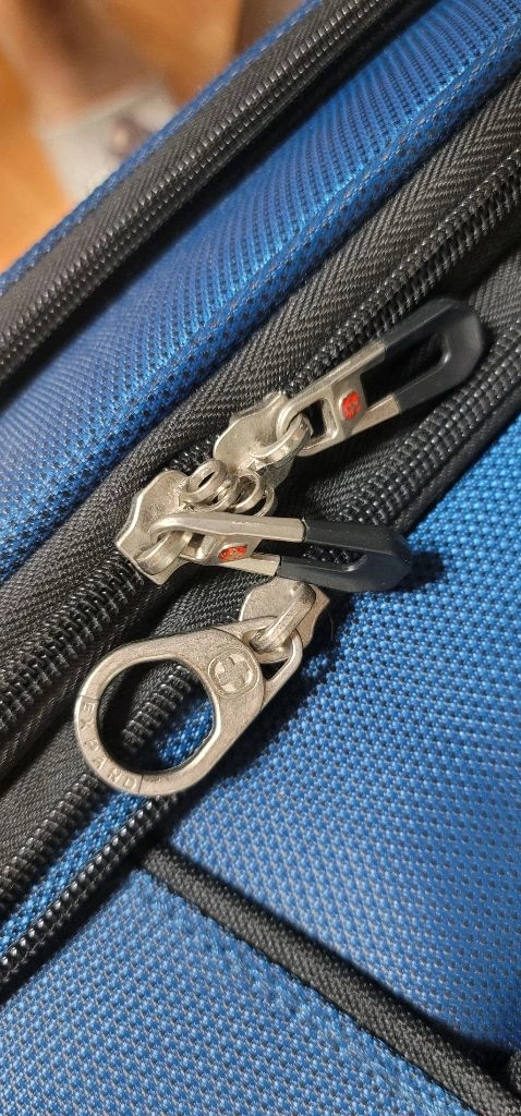 스위스기어(SwissGear) 확장형 여행용 캐리어본문:스위스기어 정품 캐리어 판매합니다.튼튼하고 수납력이 좋아 여 이미지