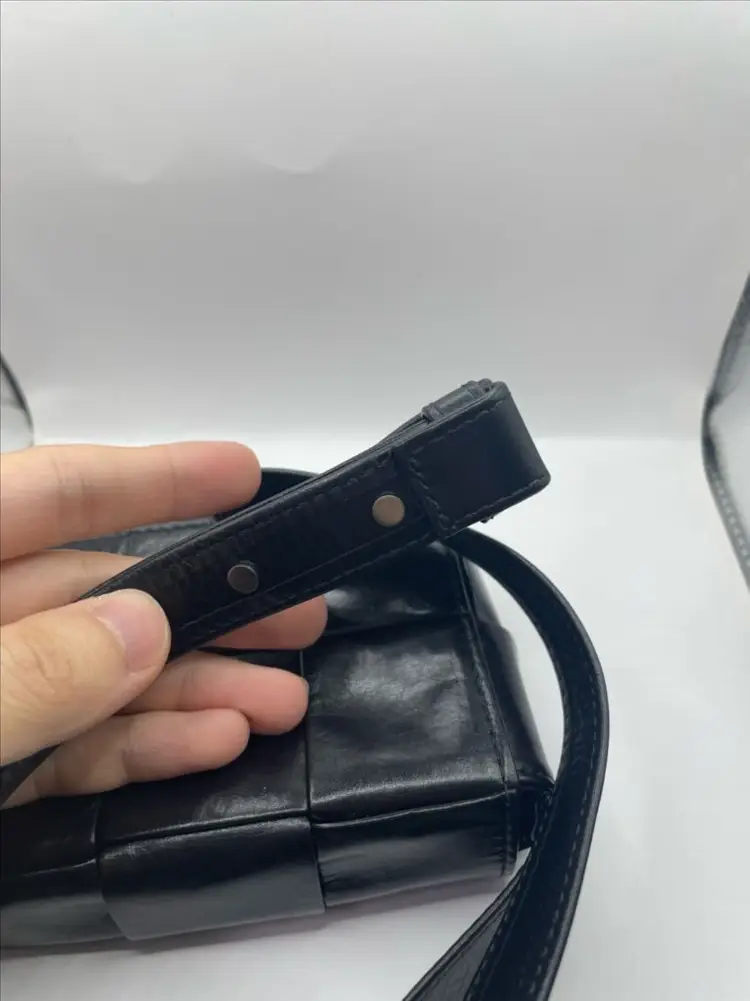 보테가베네타 블랙 카프스킨 빈티지레더 캔디 카세트백 이미지
