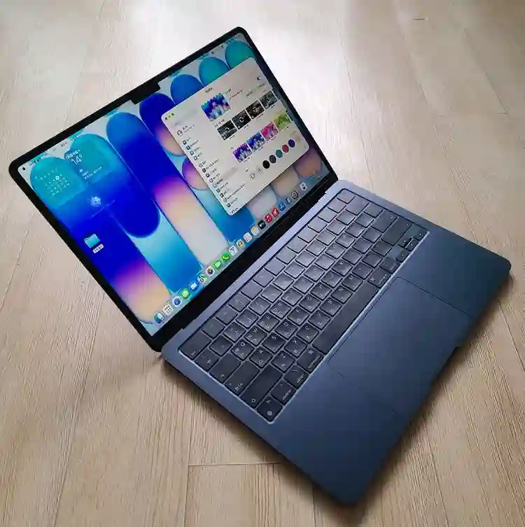 부산 맥북에어M2 배터리93%+파우치 8GB/256GB 팝니다. 이미지