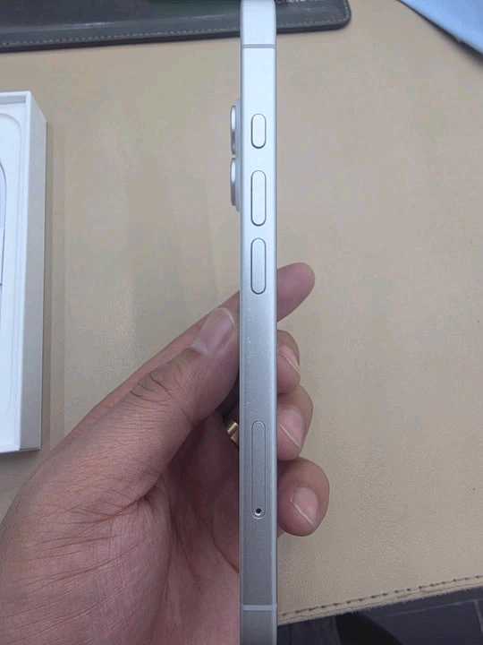 애플 아이폰 16 화이트 128GB 풀박스 이미지