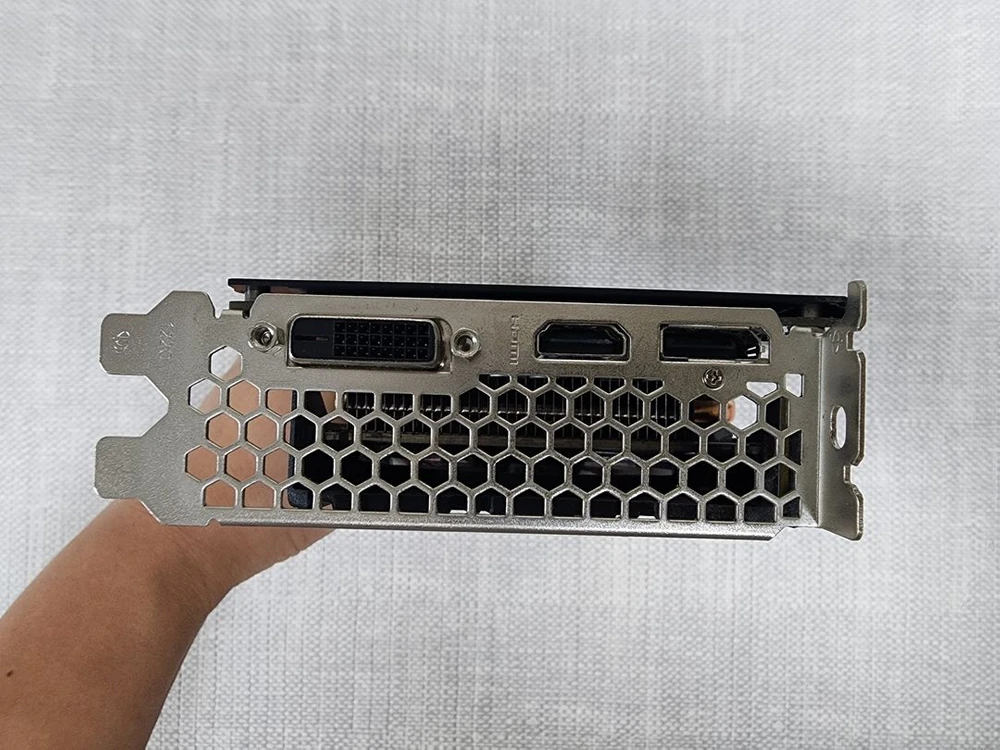 그래픽카드 EMTEK GEFORCE GTX 1660 6GB 컨디션 좋습니다. 이미지