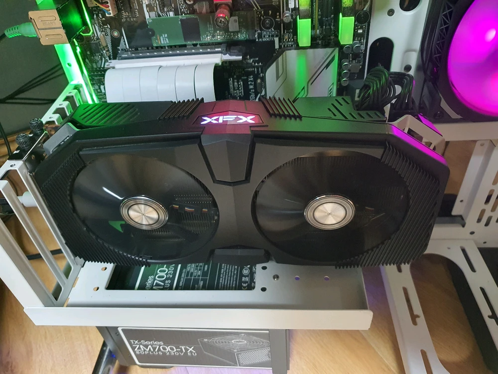 RX 5700 XT 그래픽카드 이미지