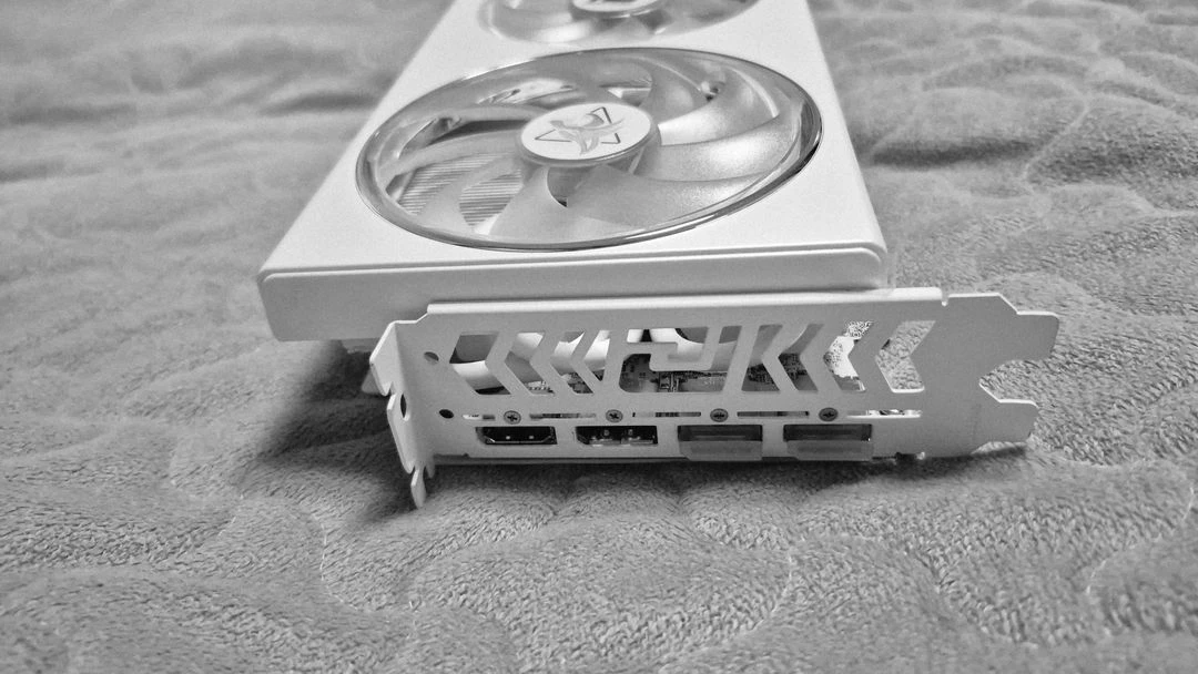 PowerColor Radeon RX 7800 XT Hellhound 화이트 7800xt 이미지