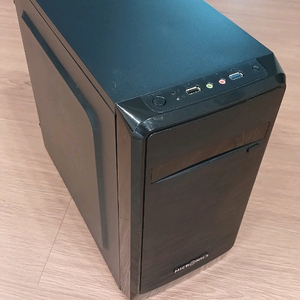 SSD 용량 넉넉한 게임용 데스크탑 컴퓨터 본체 이미지