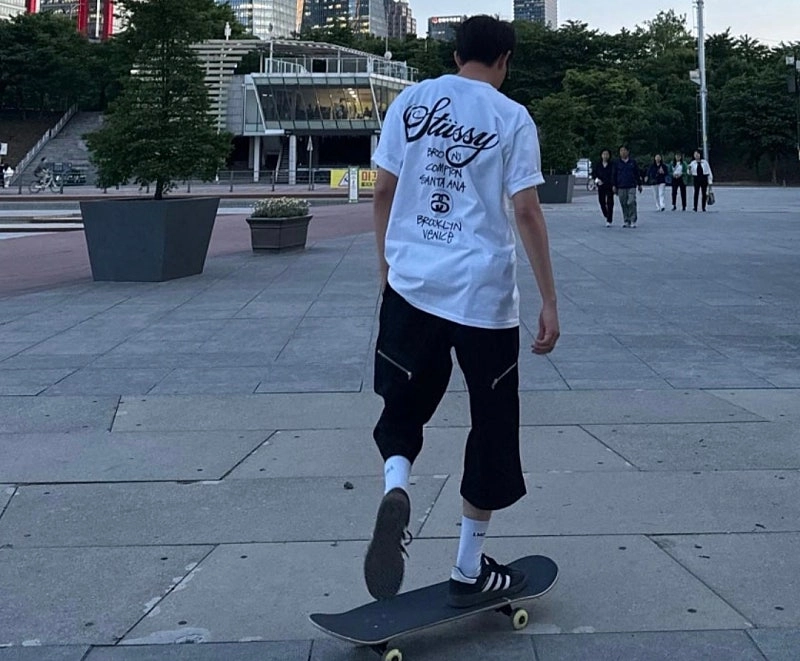 쿨거래시 7만택포! 미착용 택채새제품 정품 스투시 월드투어 반팔티셔츠 공용반팔 바캉스룩, 커플티 이미지