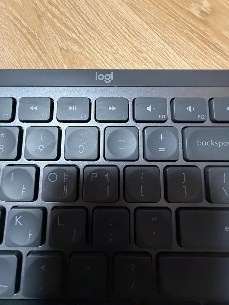 로지텍 MX Keys S 키보드와 팜레스트 세트 이미지