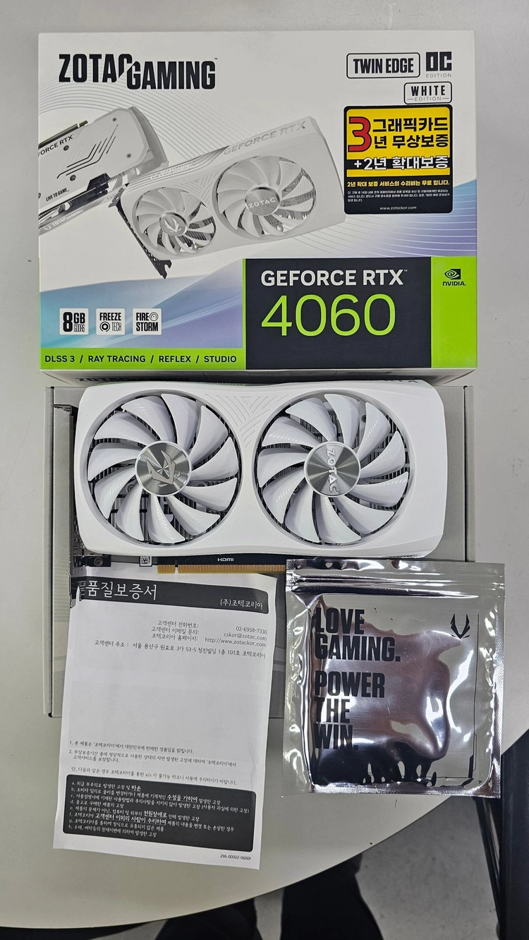 ZOTAC GAMING GeForce RTX 4060 Twin Edge OC White 8GB 그래픽카드 팝니다. 이미지
