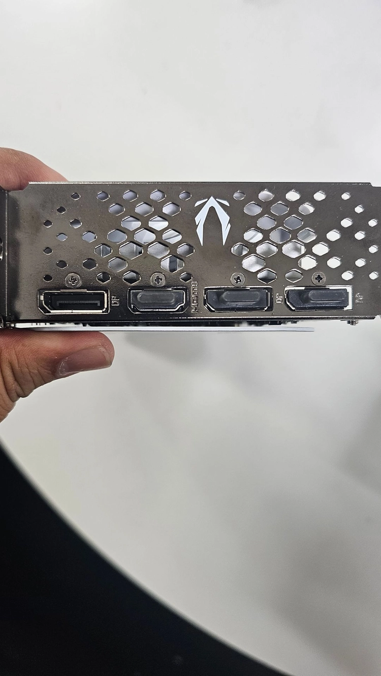 ZOTAC GAMING GeForce RTX 4060 Twin Edge OC White 8GB 그래픽카드 팝니다. 이미지