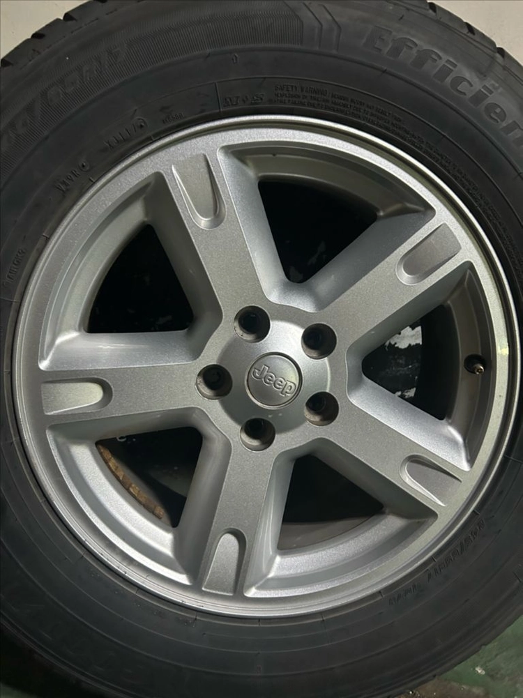 지프(jeep) 순정 17인치 휠 이미지