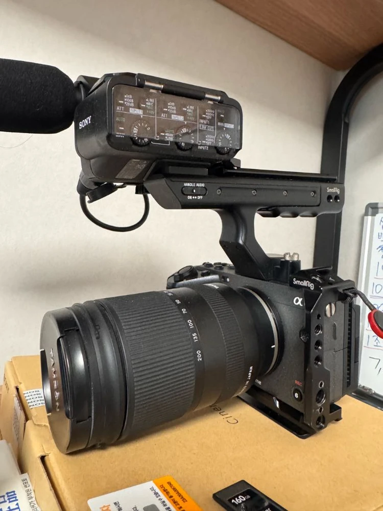 소니 FX3 시네마 카메라 세트+ 탐론 28-200mm 렌즈 이미지