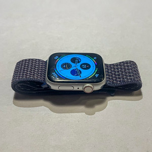 애플워치 4 셀룰러+GPS 44mm 실버 모델 A급 이미지