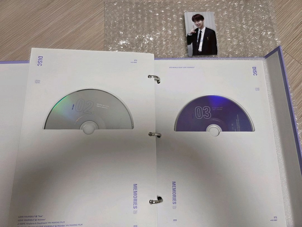 방탄소년단 메모리즈 2018 DVD /슈가 포카,고양이 스티커/새제품 이미지