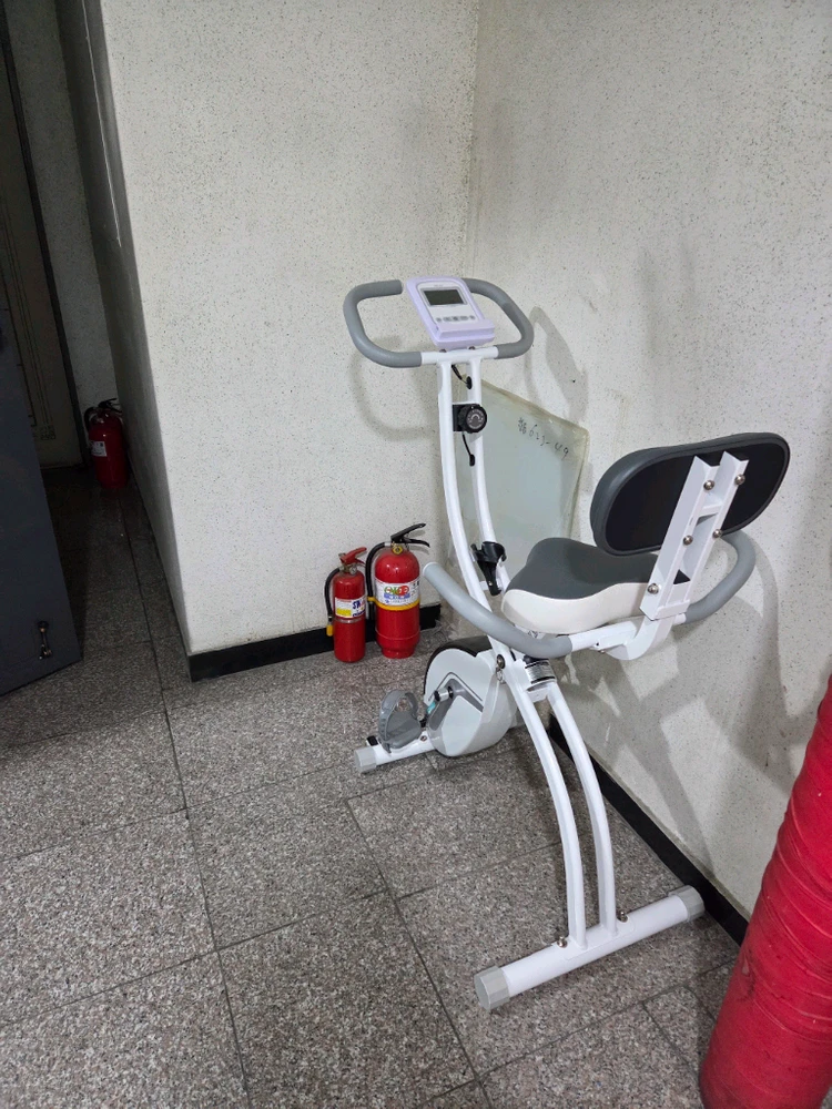실내 자전거 운동기구 이미지