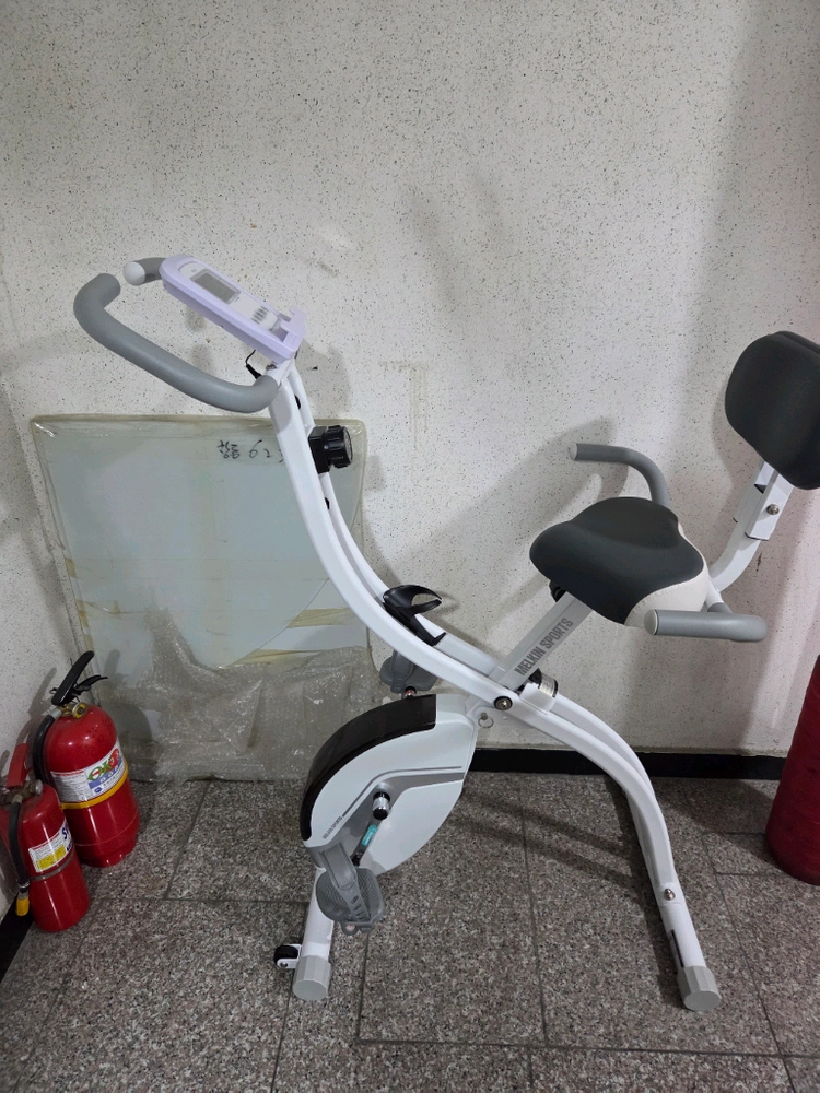 실내 자전거 운동기구 이미지