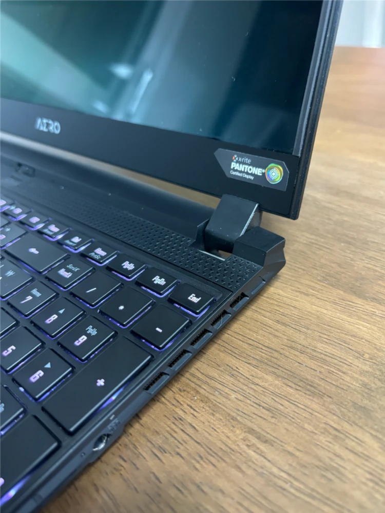 기가바이트 고성능 게이밍 노트북 i9 RTX 3080 이미지