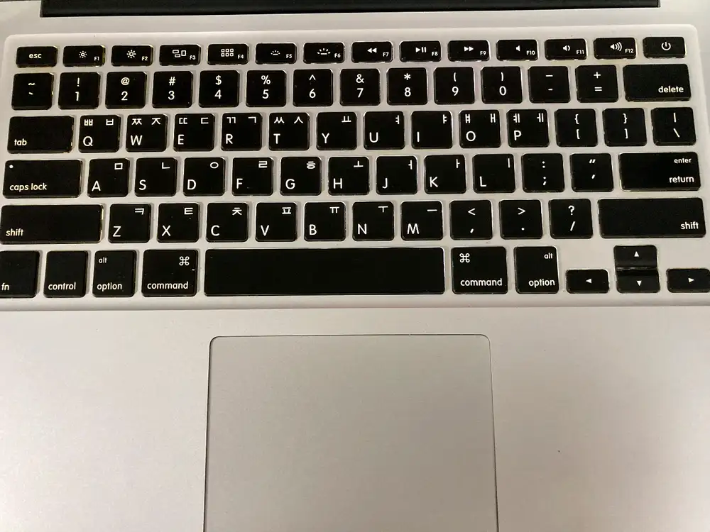 애플 맥북에어 13인치 i5, 8GB RAM, 256GB SSD 이미지