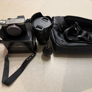 소니 a7c2 실버 카메라 + 삼양 24-70mm 렌즈 + 카메라 가방 이미지