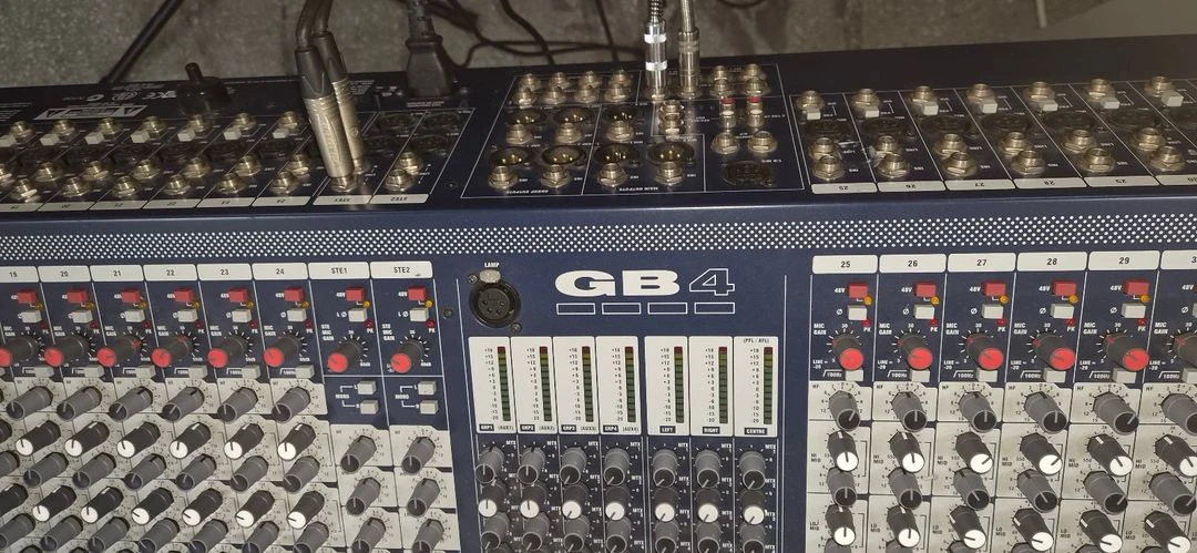 SoundCraft 사운드크래프트 GB4 40CH 아날로그 믹서 이미지
