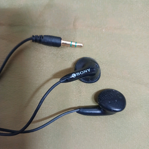 소니 이어폰소니 MDR-E808 이어폰 블랙 색상입니다. 3.5mm 표준 플러그를 사용하는 모델 이미지