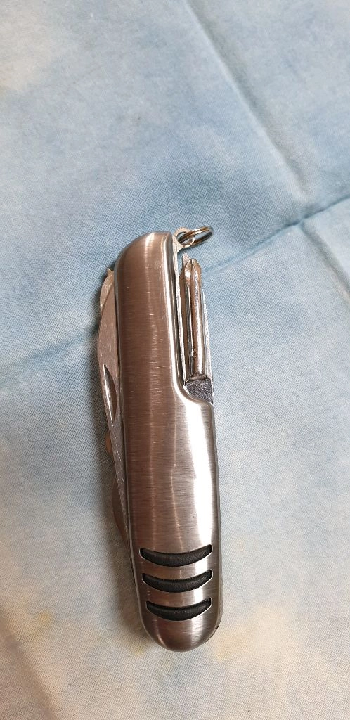 다용도 맥가이버 칼 멀티툴 이미지