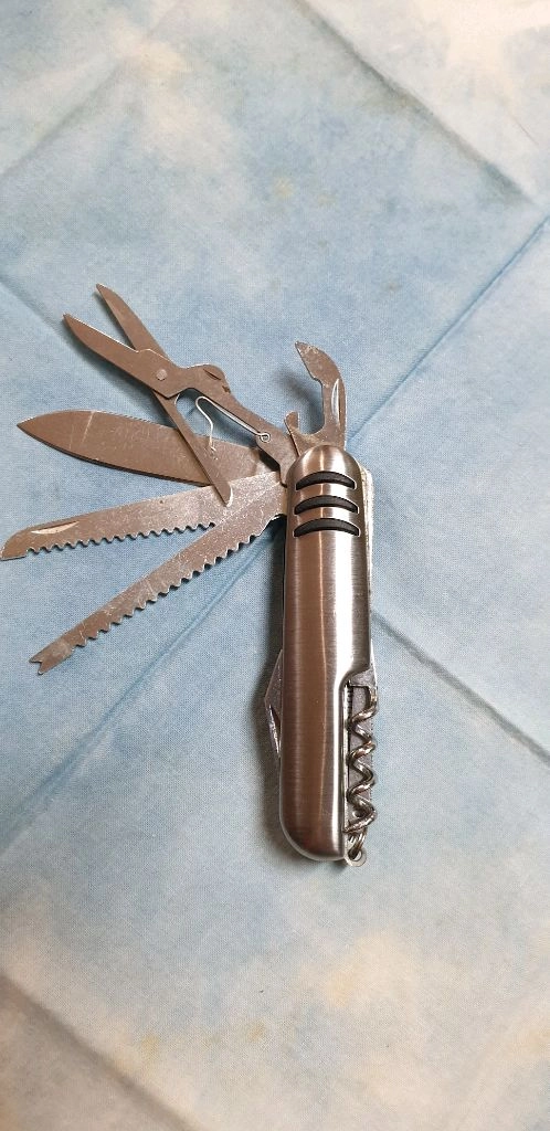 다용도 맥가이버 칼 멀티툴 이미지
