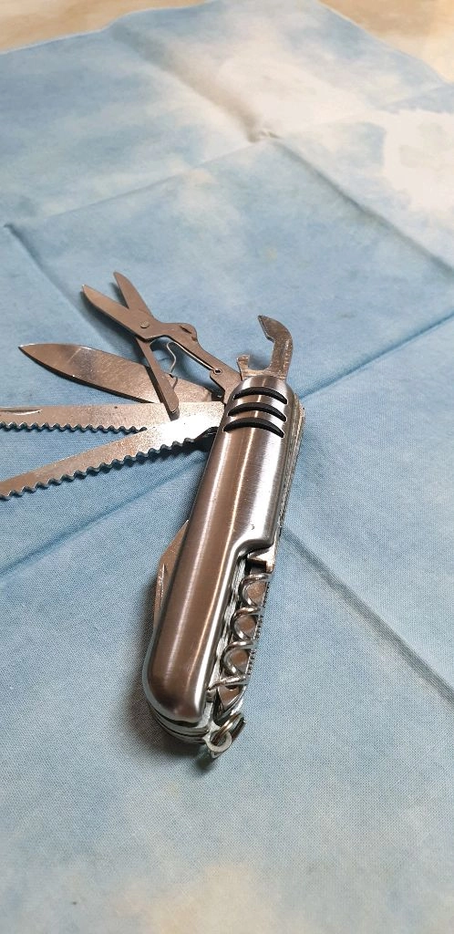 다용도 맥가이버 칼 멀티툴 이미지